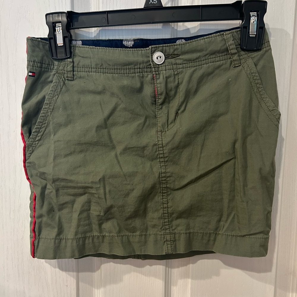 Tommy Hilfiger Girls size 10 skirt with pockets